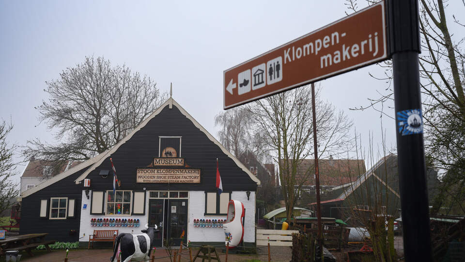 Klompenmakerij en Albert Heijn zijn verzoeken om muntgeld voor openbaar toilet op Marken zat